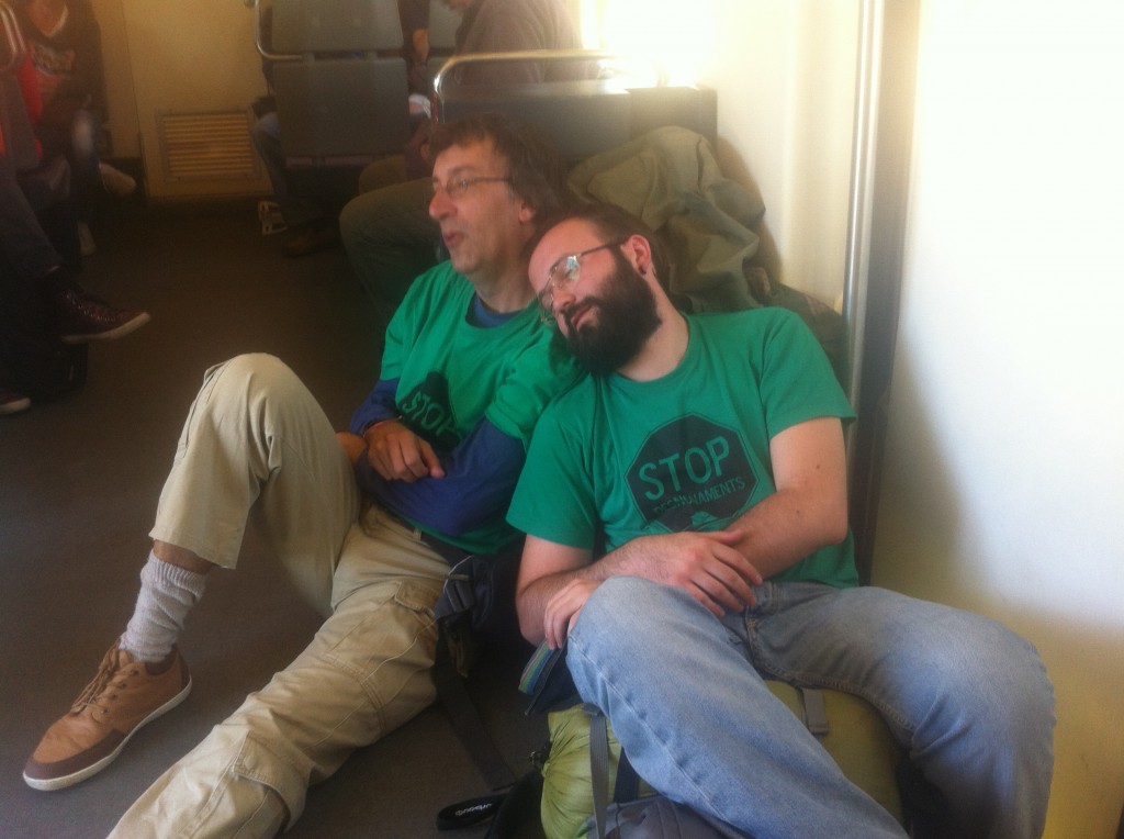 El Carlos i el Sergio fan veure que dormen per la foto al tren de tornada