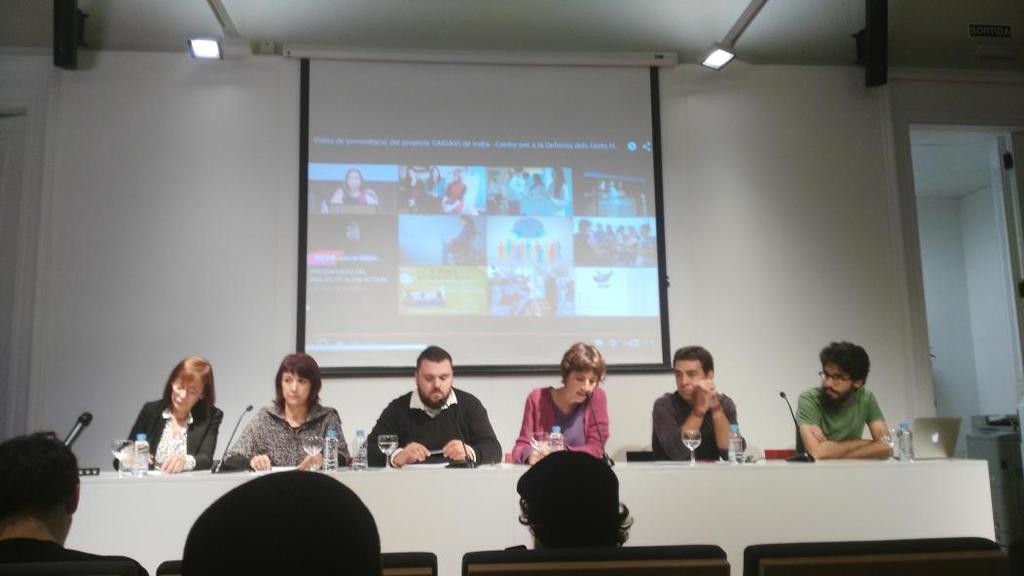 Alba Cuevas, de SOS Racisme, ha introduït l'acte de presentació d'Iridia / @centre_IRIDIA